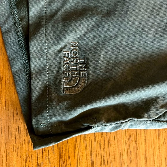 New, never worn North Face shorts - Picture 2 of 5
